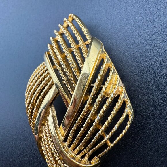 Vintage Monet Gold Tone Metal Textured Brooch Pin Art Deco Geometric Design - Picture 3 of 6